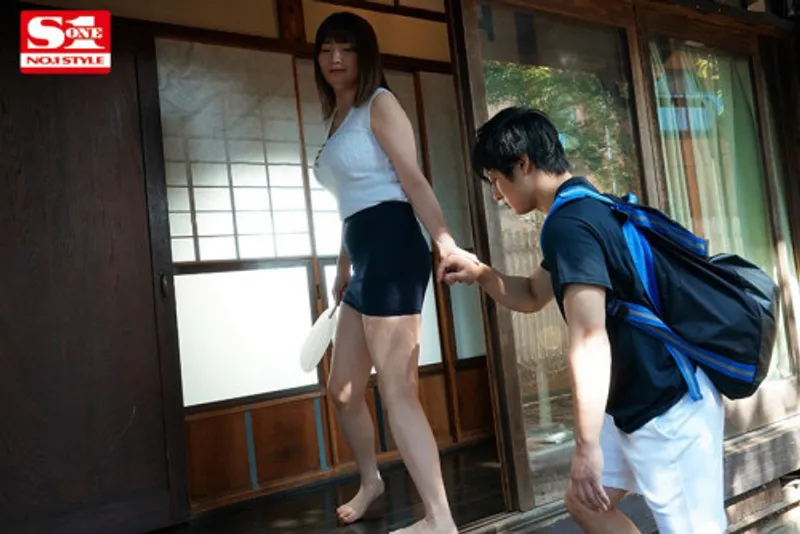 Anh chàng dâm đãng cu khi nhìn trộm em họ vụng trộm với chồng