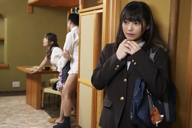 Con búp bê riêng thấy thèm khi nhìn trộm bố dượng xoạc mẹ