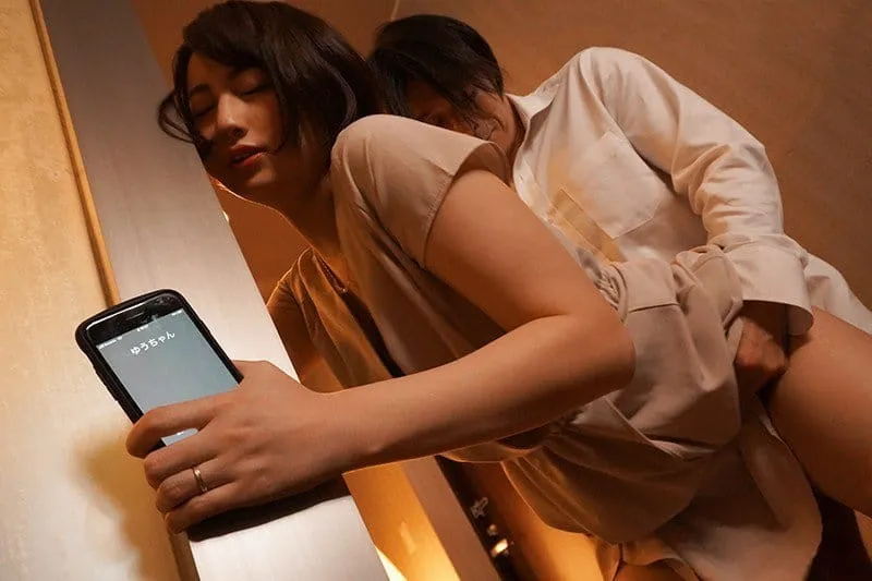 Người vợ đi họp lớp rồi làm tình với nyc mặc cho chồng ở nhà chờ