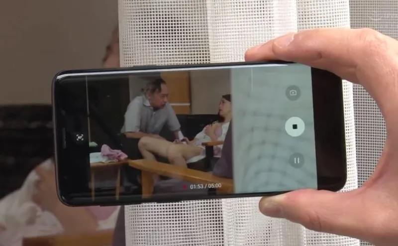 Vợ sắp cưới của con trai gian díu với bố ông chồng bị gã quản lý khu phố phát hiện