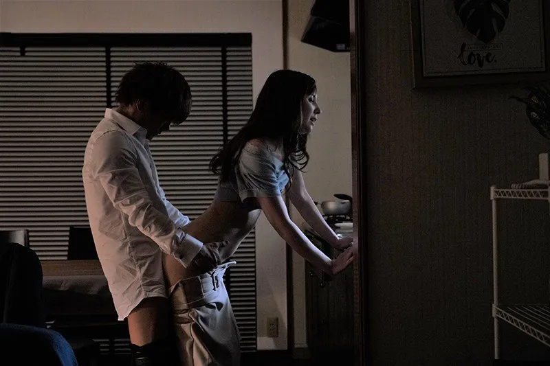 Tiền bối đi bàn việc làm ăn, cậu nhân viên đến nhà chịch người vợ ông ấy