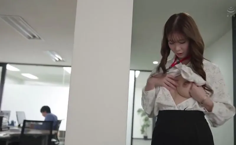 Bí ẩn đằng sau cô nhân viên mặt nghiêm nghị, hóa ra là "nữ thần dâm đãng" đích thực.